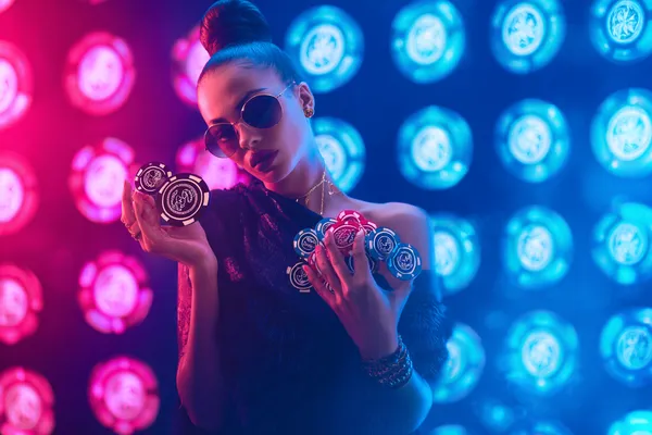 একজন পুরুষ তার ল্যাপটপে মনোযোগ দিয়ে কাজ করছেন, ব্যাকগ্রাউন্ডে লাইভ স্ট্যাটস — যা BK33 মোবাইল অ্যাপের স্পোর্টস ও গেমিং ফিচারগুলোকে তুলে ধরে।