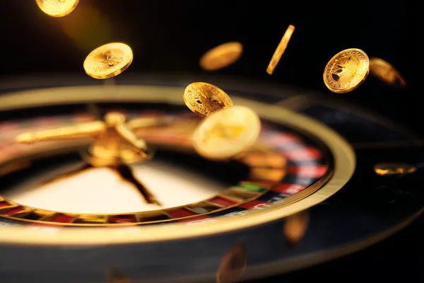 উজ্জ্বল স্লট মেশিনের পাশে এক স্টাইলিশ নারী, যেখানে জ্বলে উঠছে ‘সেভেন’—যা BK33–এর শীর্ষ স্লটগুলোর বৈচিত্র্যকে উপস্থাপন করে।