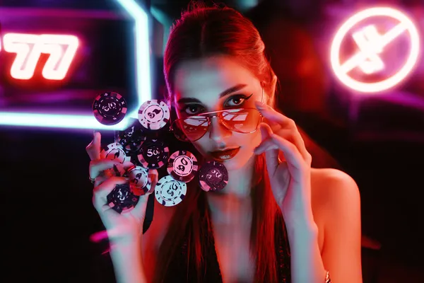 সোনালি কয়েনের ঝর্ণার মধ্যে ঘূর্ণায়মান একটি রুলেট চাকার ক্লোজ-আপ—যা BK33–এ গভীর ক্যাসিনো অ্যাকশনকে তুলে ধরে।