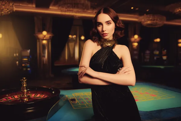 স্বর্ণমুদ্রা পরিবেষ্টিত এক স্লট রিলে জয়ী ‘সেভেন’ প্রতীকের নাটকীয় দৃশ্য—যা বড় জয়ের প্রতীক।